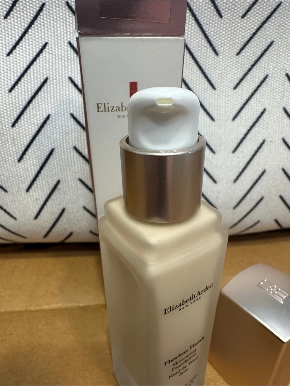 Elizabeth Arden Flawless Finish Foundation 120W - Light Beige Bottle & White Box